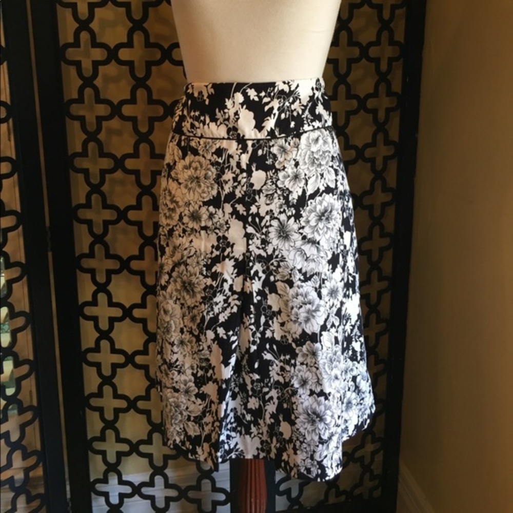 HAROLDS‎ BLACK AND WHITE FLORAL SKIRT 100% Cotton Size 12